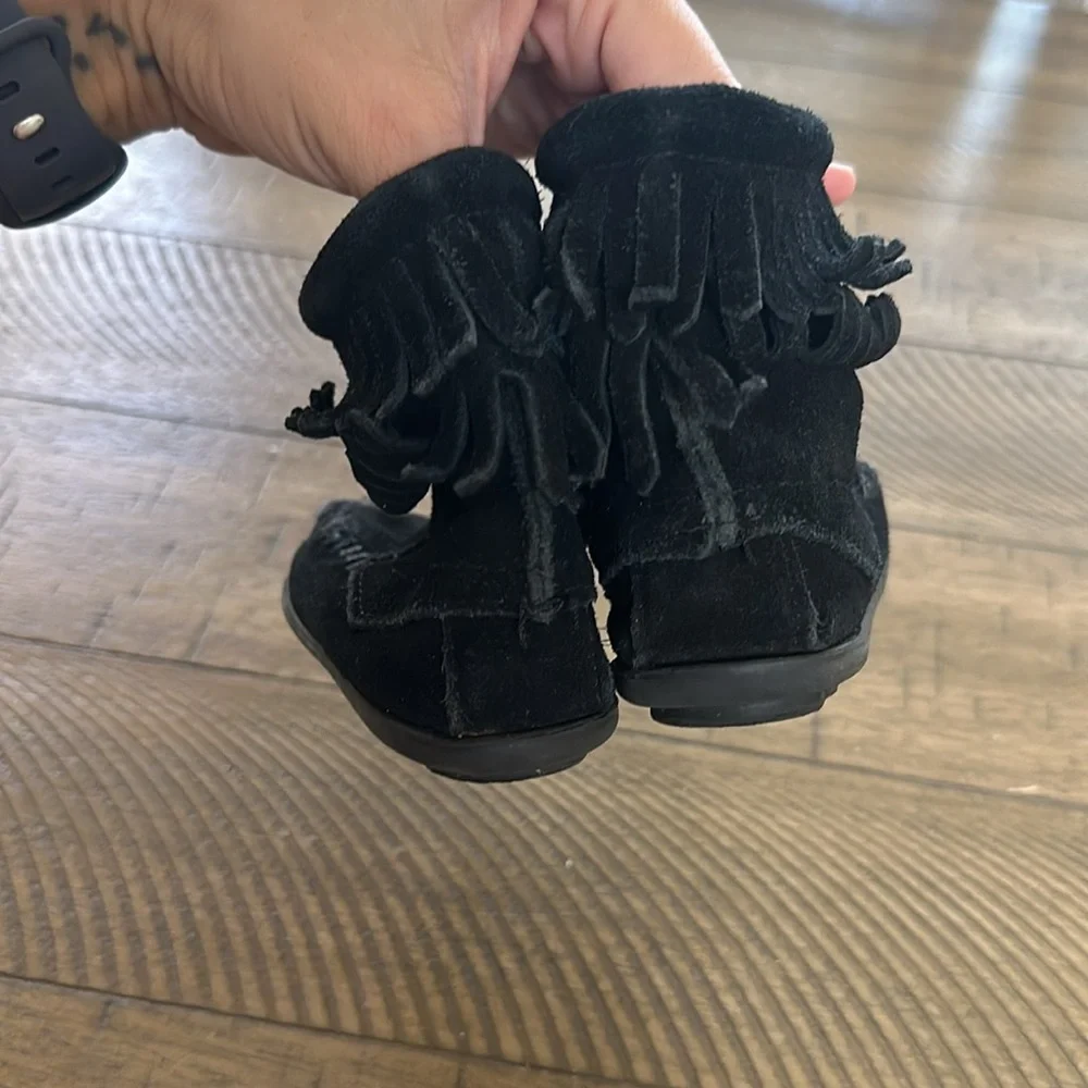MINNETONKA CHILD SIZE 7 TODDLER BLACK BOOTS